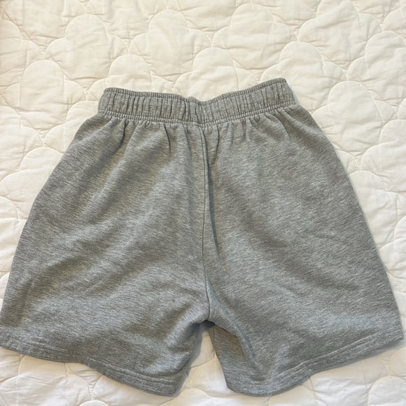 Alo Yoga Accolade bra and shorts set in Heather Grey - Picture 7 of 8